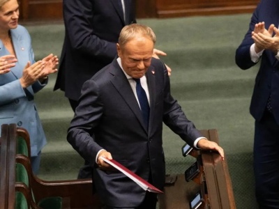 Niewiarygodne ceny paliw na zdjęciu od Tuska. Premier podał fejka za 