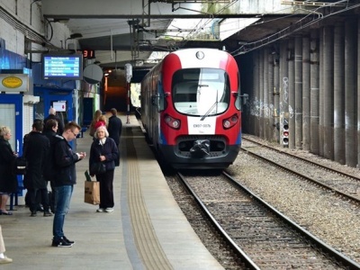 Warszawa. Czołowe zderzenie pociągów WKD, są utrudnienia w podróżowaniu