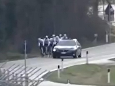 Samochód podjechał do grupy kolarzy. Kierowca opuścił szybę i... padły strzały