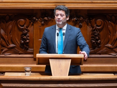 Sąd w Portugalii nakazuje skrajnie prawicowej partii Chega usunięcie antyromskich plakatów