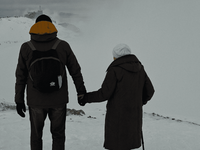 Osoby ze zdjęcia poszukiwane. Wnuczek zabrał ukochaną babcię w góry. Ten kadr poruszył Polaków