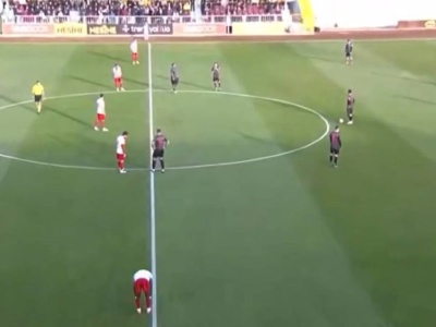 Po pierwszym gwizdku oddali piłkę i przestali grać. Zaskakująca reakcja