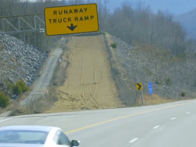 Takie drogi są tylko na wybranych odcinkach autostrad. Ich zadaniem jest ratowanie życia