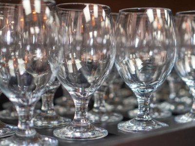 Szklanki i kieliszki będą lśnić jak w restauracji. Tak pozbędziesz się smug i mlecznego nalotu