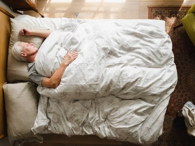 Dlaczego seniorzy budzą się wcześnie rano? Naukowcy wskazują powód