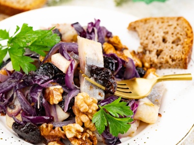 Śledzie z orzechami i suszonymi śliwkami