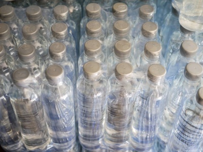 Pakowanie zbiorcze pod kontrolą – zastosowanie rękawów termokurczliwych w produkcji