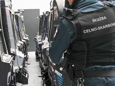 Hazardowy biznes rozbity przez KAS. 10 osób zatrzymanych, setki automatów przejęte