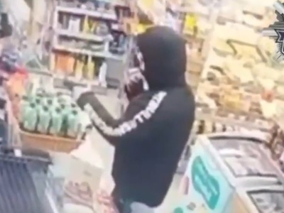 Grozili ciężarnej sprzedawczyni bronią. Policja zatrzymała sprawców napadu