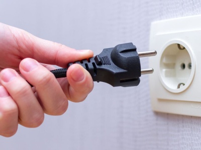 Wyjeżdżasz na święta? Koniecznie wyłącz z prądu tych 8 urządzeń