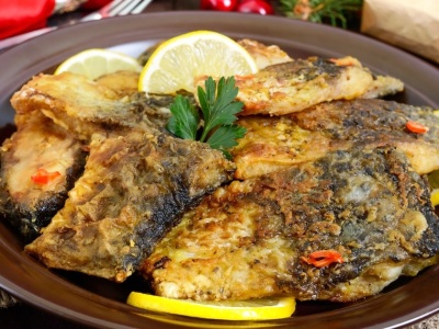 Co zrobić, gdy ość utknie w gardle? Porady lekarzy na święta