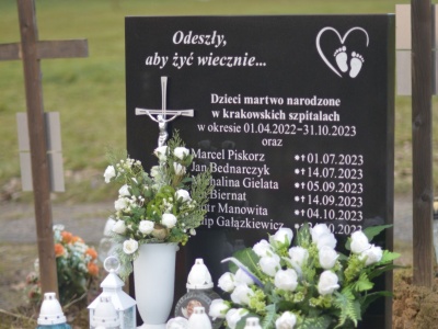 Powstały nagrobki dla dzieci zmarłych przed narodzinami (Galeria)
