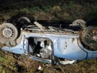 Groźne dachowanie w Małopolsce. 5 młodych mężczyzn trafiło do szpitala