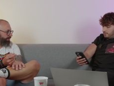 Smartfony niszczą relacje? Niektórzy potrafią rozmawiać z telefonem w ręce