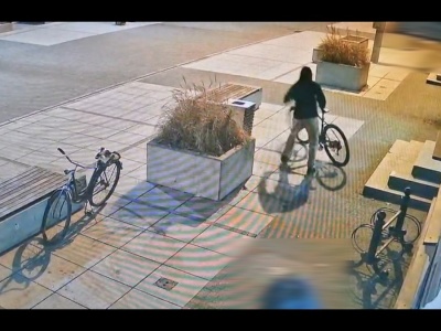 Parczew: Kradzież roweru w centrum miasta. Sprawcę nagrała kamera