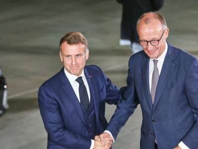 Niemcy i Francja w sporze o Ukrainę. Macron przejmuje inicjatywę, Merz w tyle