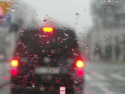 Patent na zaparowane szyby w samochodzie. Ten prosty trik może uchronić przed mandatem