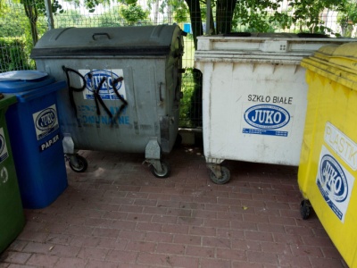 Ustawiają białe pojemniki na odpady. Będziemy wrzucać nowy rodzaj śmieci
