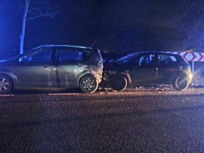 Zderzenie fiata z toyotą na DK17. Jeden z kierowców wjechał w skręcające auto