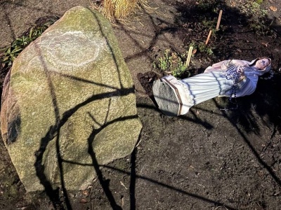 Groził księdzu, że go spali. Znieważył posąg Matki Bożej