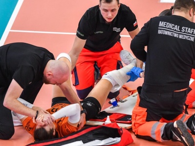 Dramatyczne chwile. Poważna kontuzja siatkarki wstrząsnęła zawodniczkami i kibicami. Polały się łzy