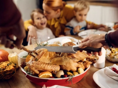 Wspólne posiłki jako miara szczęścia. Dlaczego Polacy czują się szczęśliwsi przy stole?