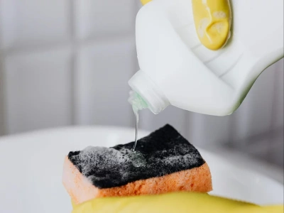 Wlej płyn z apteki i namocz gąbkę do mycia naczyń. Zarazki zginą w mig