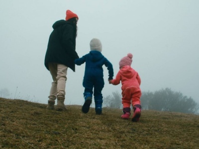 Dzieci pędzą, a my dopiero dzięki nim uczymy się zwalniać. Rodzicielstwo uczy inaczej żyć