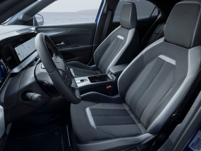 Nieoczywisty rywal Lexusa LBX potaniał do 107 900 zł. Też ma hybrydę i automat