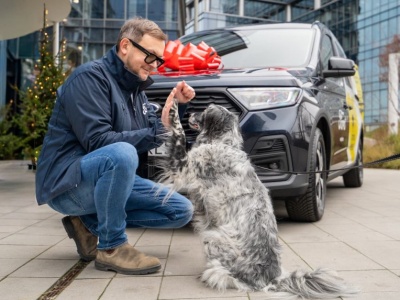 Przedświąteczny gest Forda: Transit Connect PHEV pomoże ratować zwierzęta z Fundacją Psia Krew i Animal Helper