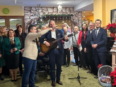 Świąteczna atmosfera i wzruszenia w DPS w Lelowie. Wspólne kolędowanie połączyło mieszkańców