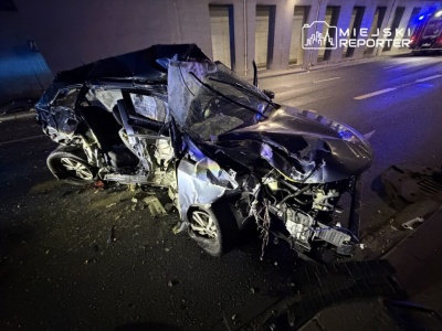 Makabryczny wypadek w Boże Narodzenie na Woli! Dwie osoby zakleszczone w aucie. Jedna reanimowana. Droga zablokowana