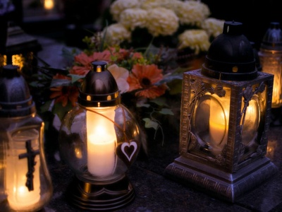 Zrób to przed zapaleniem znicza. Płomień utrzyma się dłużej niż zwykle