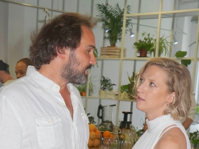 Po narodzinach drugiego dziecka mąż Lary Gessler przeniósł się do hotelu. 