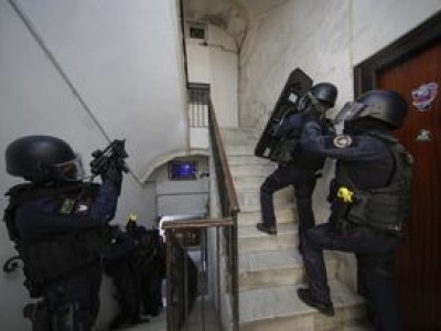 Neapol: Aresztowanie ukrywającego się mafiosa za kaloryferem