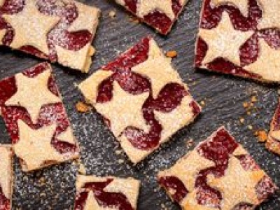 Gwiazdkowe ciasto idealne do świątecznej kawy. Szybki i sprawdzony przepis na domowe słodkości