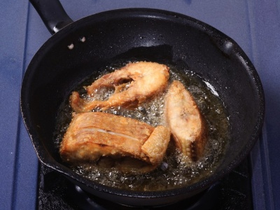 W całym domu śmierdzi rybą? Tak usuniesz zapach smażenia