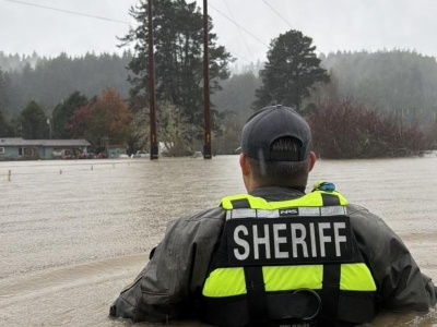 Ludzie uwięzieni w samochodach, drogi zawalone błotem. Stan wyjątkowy w hrabstwie Los Angeles