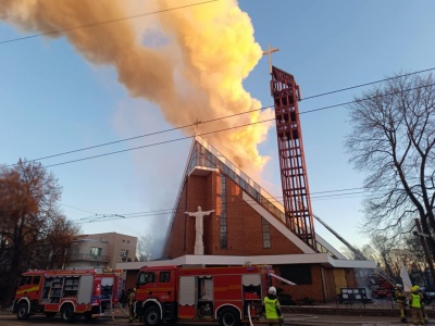 Lublin: Pożar kościoła przy ul. Kunickiego. Ogień objął konstrukcję dachu