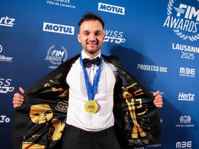 Żużel. Pracował z piłkarzami Liverpoolu i PSG. Stworzył marynarkę… Zmarzlika! (WYWIAD)