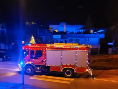 Świąteczna inicjatywa strażaków z OSP Chojnice. Mieszkańcy dokumentują przejazd