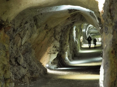 To największa lodowa jaskinia na świecie. Ciągnie się aż na 42 km długości
