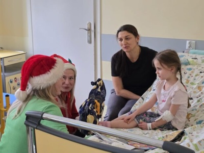 Wyjątkowi goście w piotrkowskim szpitalu. Ręcznie robione prezenty rozjaśniły dzień małym pacjentom