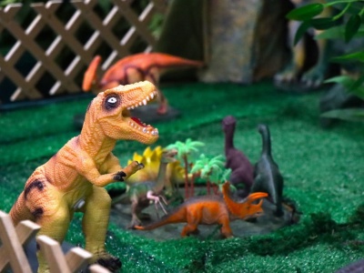 Ta ruchoma szopka zaskakuje. Są tu m.in. dinozaury