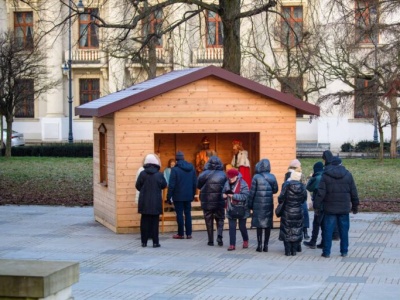 Szopka przed łódzką archikatedrą w zmienionej wersji. Jak oceniają ją łodzianie?