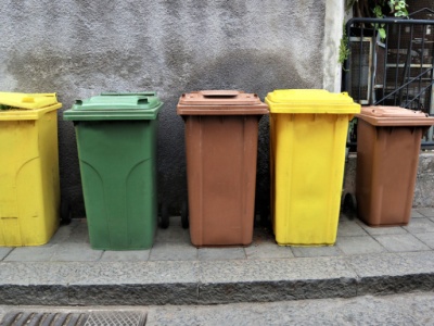 Segregacja miała obniżyć koszty, a rachunki rosną. Część firm zarabia na tym kokosy