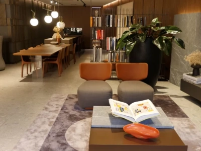 Tak mieszkają ludzie, którzy w Katowicach za mieszkanie zapłacili 20 000 za metr kwadratowy. Sala kinowa, pokój klubowy, siłownia czy myjka dla psa