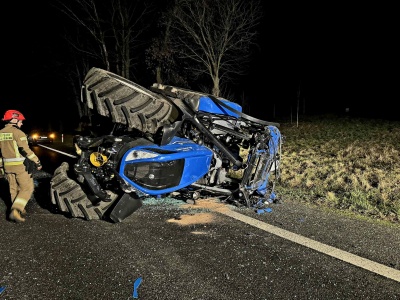 Groźna kolizja: New Holland wylądował na boku!