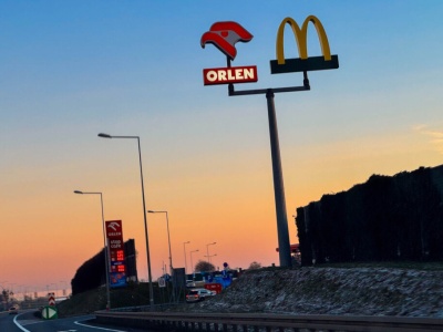 „Małpki idą lepiej niż cola i energetyki”. Przestańcie sprzedawać alkohol na stacjach benzynowych!