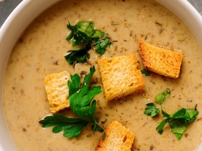 Szybka zupa z tego, co zostało po świętach. Chlebowa od Karoliny Stolarskiej-Bigos zaskakuje głębokim smakiem